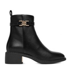 Botki Nine West. Czarne botki damskie Nine West, bez obcasa, na płaskiej podeszwie, bez zapięcia. Za 279.99 zł.