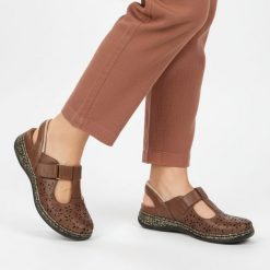 Sandały damskie Rieker, cholewka skóra naturalna ażurowa konstrukcja z wycięciem w kształcie litery t oraz regulowany pasek na rzep, brązowe, 46397-2. Brązowe sandały damskie Rieker, w ażurowe wzory, z jeansu, bez obcasa, bez zapięcia. Za 349.00 zł.