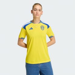 Koszulka podstawowa Szwecja 26. Żółte bluzki damskie Adidas, bez wzorów, sportowe, bez kołnierzyka, bez ramiączek. Za 439.00 zł.