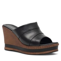 Klapki Lasocki. Czarne klapki damskie Lasocki, bez wzorów, bez obcasa, bez zapięcia. Za 199.99 zł.