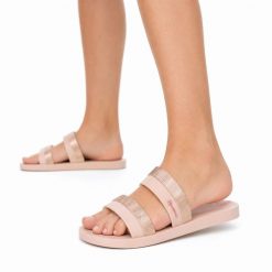 Klapki damskie Ipanama 83649 MESH SLIDE FEM. Czerwone klapki damskie Ipanema, bez wzorów, z materiału, bez obcasa, bez zapięcia. Za 69.00 zł.