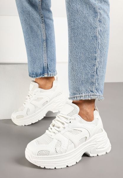 Białe Sneakersy na Grubej Tłoczonej Podeszwie z Geometrycznym Motywem Soloria. Białe obuwie sportowe damskie Born2be, z jeansu, bez zapięcia. Za 109.99 zł.