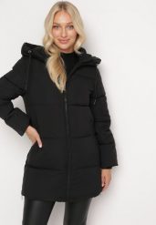 Czarna Kurtka z Szerokim Pikowaniem i Nieodpinanym Kapturem Fanja. Czarne kurtki damskie Born2be, na zimę, s, bez wzorów, z dzianiny. Za 239.99 zł.