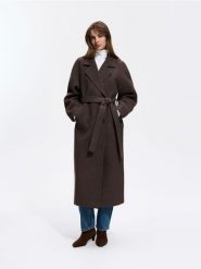 Dwurzędowy płaszcz oversize - ciemnobrązowy. Brązowe płaszcze damskie Reserved, l, bez wzorów, z tkaniny, bez kaptura. Za 299.99 zł.