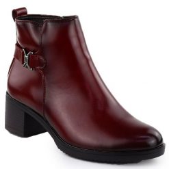 Skórzane botki damskie na klocku czerwone T.Sokolski Z25-218. Czerwone botki damskie T.Sokolski, ze skóry, bez obcasa, bez zapięcia. Za 219.99 zł.