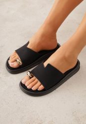 Czarne Klapki Japonki Ozdobione Aplikacją na Palcu Noevianna. Czarne klapki damskie Renee, z aplikacjami, z jeansu, bez obcasa, na płaskiej podeszwie, bez zapięcia. Za 89.99 zł.