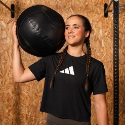 Koszulka fitness damska ADIDAS. Czarne bluzki damskie Adidas, l, bez wzorów, z materiału, bez kołnierzyka, bez ramiączek. Za 99.99 zł.