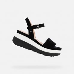 Sandały damskie Geox Gardenia. Czarne sandały damskie Geox, bez wzorów, bez obcasa, bez zapięcia. Za 453.00 zł.