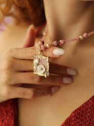 Pierres delicates Pozłacany naszyjnik z elementami ozdobnymi - dł. 50 cm rozmiar: onesize. Różowe naszyjniki damskie Pierres delicates, z kwarcem, pozłacane. Za 56.99 zł.