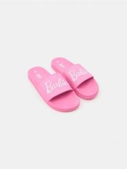 Klapki Barbie - różowy. Czerwone klapki damskie Sinsay, bez wzorów, bez obcasa, bez zapięcia. W wyprzedaży za 27.99 zł.