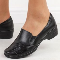 Czarne skórzane Polskie półbuty damskie Gregors 421. Czarne półbuty damskie GREGORS, na wiosnę, bez wzorów, z jeansu, bez obcasa, na koturnie, bez zapięcia. Za 349.00 zł.