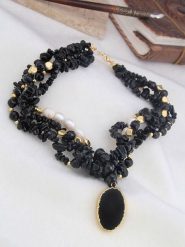 L'Atelier de Gaia Pozłacany naszyjnik z elementami ozdobnymi - dł. 45 cm rozmiar: onesize. Białe naszyjniki damskie L'Atelier de Gaia, z onyksem, pozłacane. Za 113.99 zł.