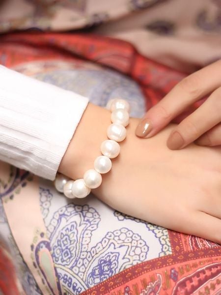 L'Atelier de Gaia Pozłacana bransoletka z perłami rozmiar: onesize. Białe bransoletki damskie L'Atelier de Gaia, pozłacane. Za 100.28 zł.