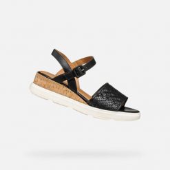 Sandały GEOX D55GUB Czarny. Czarne sandały damskie Geox, bez wzorów, ze skóry, bez obcasa, bez zapięcia. Za 467.99 zł.
