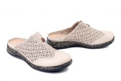 RIEKER 46376-60 beige, klapki damskie. Brązowe klapki damskie Rieker, bez wzorów, z gumy, bez obcasa, bez zapięcia. Za 329.90 zł.