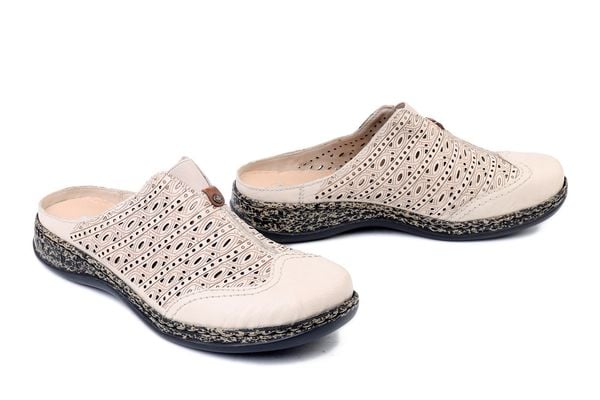 RIEKER 46376-60 beige, klapki damskie. Brązowe klapki damskie Rieker, bez wzorów, z gumy, bez obcasa, bez zapięcia. Za 263.92 zł.