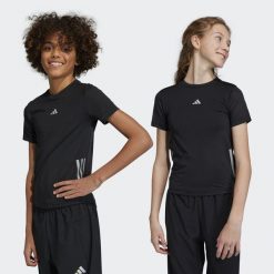 Running AEROREADY 3-Stripes Tee. Czarne koszulki sportowe damskie Adidas, bez wzorów, z materiału, bez ramiączek, na jogę i pilates. W wyprzedaży za 92.10 zł.