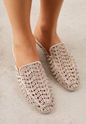 Beżowe Ażurowe Klapki Mule z Plecioną Cholewką Raguela. Brązowe klapki damskie Renee, w ażurowe wzory, z jeansu, bez obcasa, na płaskiej podeszwie, bez zapięcia. Za 99.99 zł.