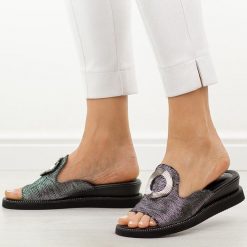 Czarne klapki damskie na koturnie M.Daszyński 2267-7 26. Czarne klapki damskie M.Daszyński, z aplikacjami, ze skóry, z okrągłym noskiem, bez obcasa, na koturnie, bez zapięcia. Za 169.00 zł.