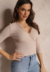 Beżowa Kopertowa Bluzka z Ozdobną Koronką przy Dekolcie z Bawełny Jadarose. Brązowe bluzki damskie Renee, bez wzorów, z bawełny, bez kołnierzyka, bez ramiączek. Za 59.99 zł.
