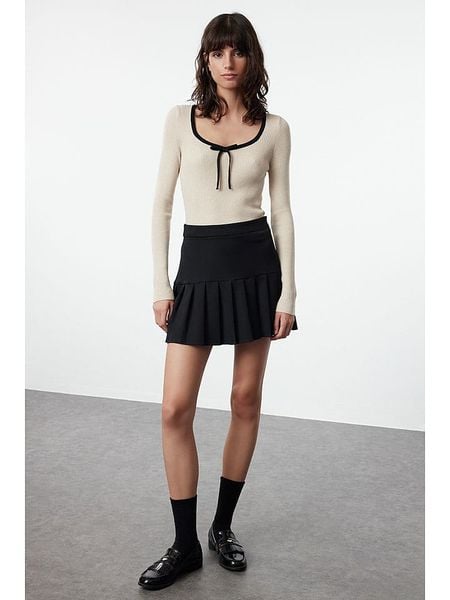 Trendyol Koszulka w kolorze kremowo-czarnym rozmiar: L. Brązowe koszulki damskie Trendyol, l, bez wzorów, bez kołnierzyka, bez ramiączek. Za 73.99 zł.