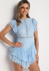 Jasnoniebieski Taliowany Koronkowy Kombinezon z Ażurowymi Wstawkami i Falbanami Tinarosi. Niebieskie sukienki damskie Born2be, w ażurowe wzory, z koronki, eleganckie, bez ramiączek. Za 179.99 zł.