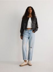 Jeansy boyfriend z przetarciami - niebieski. Niebieskie jeansy damskie Reserved. W wyprzedaży za 79.99 zł.