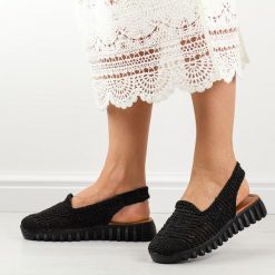 Czarne plecione sandały, buty damskie T.Sokolski 806. Czarne obuwie sportowe damskie Sokolski, bez wzorów, z tkaniny, bez obcasa, bez zapięcia. W wyprzedaży za 161.10 zł.