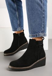 Czarne Botki na Koturnie w Stylu Sztybletów z Metaliczną Ozdobą Savanesse. Czarne botki damskie Born2be, z jeansu, bez obcasa, na koturnie, bez zapięcia. Za 159.99 zł.