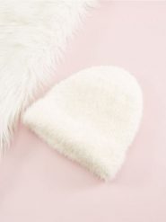 Czapka - kremowy. Białe czapki damskie Sinsay, bez wzorów, z futra. Za 19.99 zł.