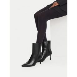 Botki JENNY. Czarne botki damskie Jenny, bez obcasa, na szpilce, bez zapięcia. Za 179.99 zł.