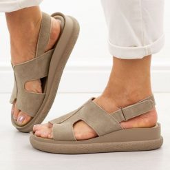 Beżowe skórzane sandały damskie Vinceza 66953. Brązowe sandały damskie VINCEZA, bez wzorów, z jeansu, bez obcasa, na platformie, bez zapięcia. Za 219.00 zł.