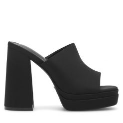Klapki DeeZee. Czarne klapki damskie DeeZee, bez wzorów, bez obcasa, bez zapięcia. Za 139.99 zł.