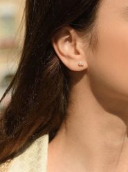 DIAMANTA Złote kolczyki-wkrętki z diamentami rozmiar: onesize. Białe kolczyki damskie DIAMANTA, z diamentem, złote. Za 904.99 zł.