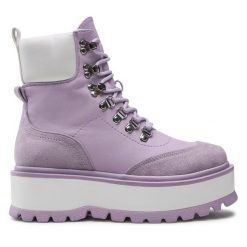 Trzewiki DeeZee. Fioletowe botki damskie DeeZee, bez obcasa, na koturnie, bez zapięcia. Za 119.99 zł.
