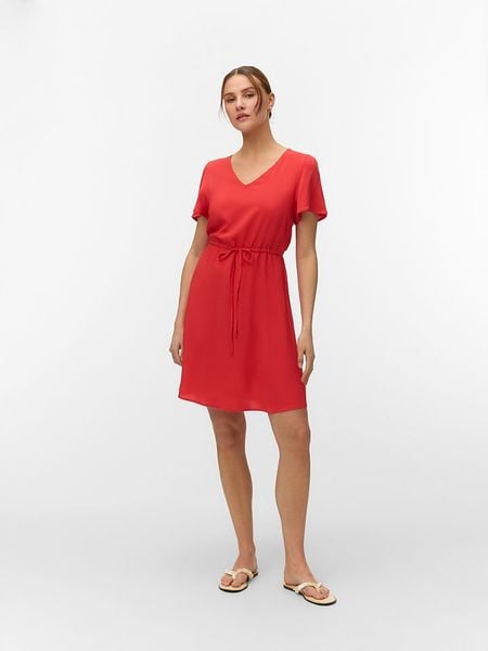Vero Moda Sukienka w kolorze czerwonym rozmiar: M. Czerwone sukienki damskie Vero Moda, bez wzorów, z wiskozy, bez ramiączek. Za 99.95 zł.