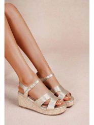 Foreverfolie Sandały w kolorze złotym na koturnie rozmiar: 40. Żółte sandały damskie Foreverfolie, bez wzorów, z otwartym noskiem, bez obcasa, na koturnie, bez zapięcia. Za 117.99 zł.