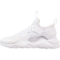 Nike Sportswear AIR HUARACHE RUN ULTRA Tenisówki i Trampki white. Białe buty sportowe chłopięce Nike Sportswear, z materiału. W wyprzedaży za 359.20 zł.