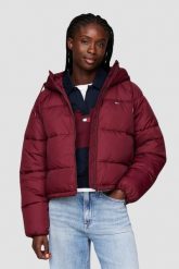 TOMMY JEANS Bordowa pikowana damska kurtka. Czerwone kurtki damskie Tommy Jeans, s, bez wzorów, z jeansu, bez kaptura. W wyprzedaży za 549.99 zł.