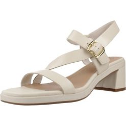 Sandały CLARKS 26186894C Beżowy. Brązowe sandały damskie Clarks, bez wzorów, ze skóry, bez obcasa, bez zapięcia. Za 318.99 zł.