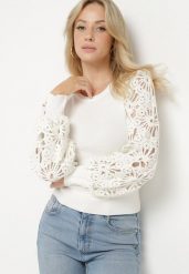 Biały Sweter z Wiskozą z Ozdobnymi Ażurowymi Rękawami Ivelvila. Białe swetry klasyczne damskie Born2be, z jeansu, bez kołnierzyka. Za 69.99 zł.