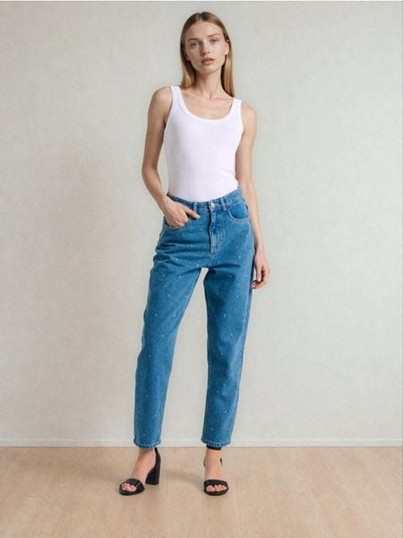 Jeansy mom fit w kropki - niebieski. Niebieskie jeansy damskie Sinsay. W wyprzedaży za 45.99 zł.