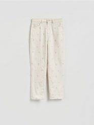 Jeansy mom z haftem - złamana biel. Jeansy damskie Reserved. Za 159.99 zł.