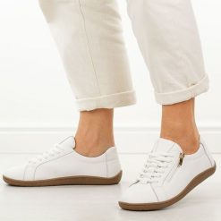 Białe skórzane półbuty damskie barefoot M.Daszyński Ol38-4. Białe półbuty damskie M.Daszyński, na jesień, bez wzorów, z jeansu, bez obcasa, na płaskiej podeszwie, bez zapięcia. W wyprzedaży za 206.10 zł.