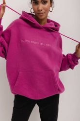 Bluza z kapturem oraz HAFTEM w kolorze MAGENTA VIOLET - GARSON skin peach. Pomarańczowe golfy damskie Marsala, bez wzorów, z bawełny, bez ramiączek. Za 329.90 zł.