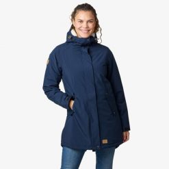 Kurtka zimowa turystyka damska Swedemount Sarek Insulated Coat wodoodporna. Niebieskie kurtki damskie SWEDEMOUNT, na zimę, bez wzorów, z tkaniny, bez kaptura. Za 499.99 zł.