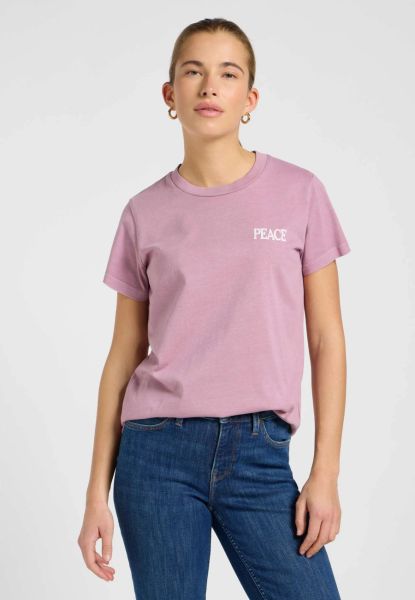 DAMSKA KOSZULKA LEE SMALL GRAPHIC TEE 1 PLUMBERRY 112371876. Bluzki damskie Lee, s, bez wzorów, bez kołnierzyka, bez ramiączek. Za 89.99 zł.