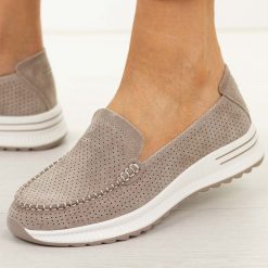 Różowe ażurowe skórzane mokasyny damskie Jezzi 9793. Czerwone mokasyny damskie Jezzi, na jesień, z jeansu, z okrągłym noskiem, bez obcasa. Za 239.00 zł.