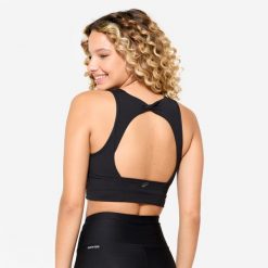 Stanik sportowy Decathlon crop top. Czarne koszulki sportowe damskie Decathlon, m, bez wzorów, bez ramiączek, na jogę i pilates. Za 89.99 zł.