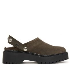 Klapki Guess. Brązowe klapki damskie Guess, z aplikacjami, bez obcasa, bez zapięcia. Za 584.99 zł.